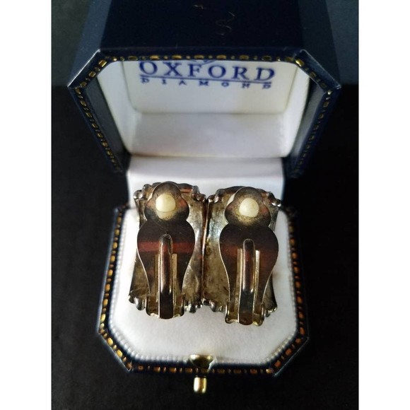 Two Toned Twisted Ribbed Clip-on Earrings - Picture 8 of 10